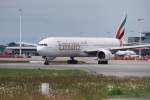 Kurz vor dem Start in Hamburg Fuhlsbttel die Boeing 777-300 A6-EMR der Emirates am 06.06.09
