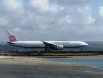 B-18005, Boeing 777-309(ER), China Airlines auf dem Weg zum Start in Denpasar (DPS) am 6.10.2017