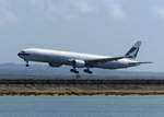 B-HNJ, Boeing 777-367, Cathay Pacific bei der Landung in Denpasar (DPS) am 6.10.2017