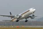 Singapore Airlines, Boeing 777-312(ER), 9V-SWE Start auf Rwy 16 in ZRH