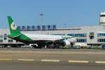 EVA Air, Boeing 777-3AL (ER), B-16735 am Gate in Taoyuan Taipei (TPE) am 12.9.2019
