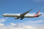 American Airlines, N733AT, Boeing B777-323ER, msn: 33538/1377, 05.Juli 2023, LHR London Heathrow, United Kingdom.