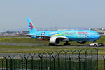 China Eastern Airlines Boeing 777-39PER B-2002 wird zum Terminal geschleppt in Frankfurt 30.4.2024