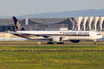 Singapore Airlines Boeing 777-312ER 9V-SWH nach der Landung in Frankfurt 30.4.2024
