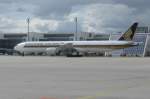 SINGAPORE AIRLINES Boeing 777-312 ER 9V-SWG Flughafen Mnchen 31.03.2010