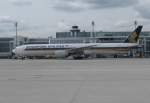 Singapore Airlines Boeing 777-312ER 9V-SWL Flughafen Mnchen 02,04.2010