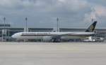 Singapore Airlines Boeing 777-312ER 9V-SWD Flughafen Mnchen 05.04.2010