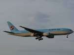 Korean Air Boeing 777-2B5(ER) im Anflug auf Piste 14 am Abend des 25.5.10.