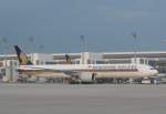 Singapore Airlines Boeing 777-312 ER 9V-SWF Flughafen Mnchen 30.06.2010