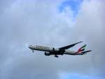 Boeing 777 von Emirates beim Anflug auf den Hamburger Airport. Hier beim berfliegen des Stadtteils Hummelsbttel.