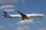 LATAM Brasil, PT-MUC, Boeing B777-32WER, msn: 37666/740, 07.Juli 2023, LHR London Heathrow, United Kingdom.