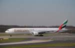 Boeing 777-300 AG-EMR von Emirates beim Start nach Dubai vom Düsseldorfer Flughafen am 20.03.2011