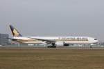 Boeing 777 von Singapore Airlines am 20.November 2011 bei Start vom Mnchner Airport.