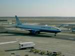 Boeing 777 der United rollt zur Starbahn 18 des Frankfurter Flughafens.(05.02.05)
