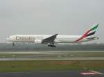 Emirates B 777-31H A6-EMS kurz vor der Landung in Dsseldorf am 31.10.2011