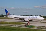 United Airlines, N69020, Boeing B 777-224(ER) rollt in MUC zum Start nach New York-Newark (EWR) 27.08.2012