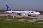 United Airlines, N78003, B777-224(ER) rollt in MUC zum Start nach New York-Newark (EWR) 18.09.2012