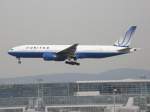 Eine Boeing 777 der amerikanischen United Airlines bei der Landung in Frankfurt am Main am 07.08.2008.