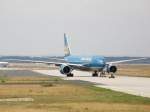 Eine Boeing 777-200 der Vietnam Airlines auf dem Rollfeld des Frankfurter Flughafens am 07.08.2008.