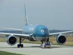 Eine Vietnam Airlines Boeing 777 auf dem Rollfeld in Frankfurt am Main am 07.08.2008.