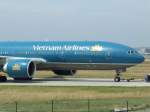 Eine Boeing 777-200 der Vietnam Airlines auf dem Rollfeld des Frankfurter Flughafens am 07.08.2008.