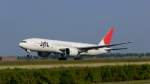 JA709J  eine Boeing 777-246ER von der Japan Airlines am 26.06.2009 in Amsterdam.