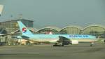 Boeing 777-200 von Korean Air am 25.03.2014 am Hongkonger Flughafen mit der Kennung HL7721