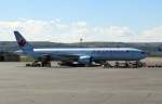 Boeing 777-333 ER (C-FITL) von Air Canada auf dem Flughafen von Calgary. 27.08.2014