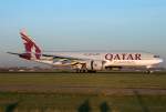 Qatar Cargo B777-200F A7-AFB im letzten Licht auf 18R in AMS / EHAM / Amsterdam am 15.10.2011