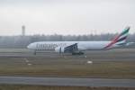 Diese Boeing 777-300 A6-EBN der Emirates ist gerade in Hamburg Fuhlsbttel gelandet.Aufgenommen am 28.01.09