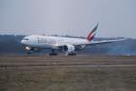 Man sieht noch die Bremswolke als diese Boeing 777-300 der Emirates am 29.01.09 in Hamburg Fuhlsbttel aufsetzt.
