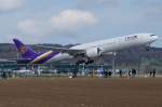 Einige Schaulustige verfolgen den Start von Thai Airways International Boeing B777-3D7(ER) HS-TKU am 03.04.2015 in Zürich.
