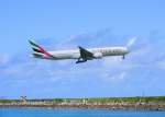 A6-ECW, Boeing 777 von Emirates bei der Landung auf der Piste 31 auf dem Seychelles International Airport (SEZ) am 1.10.2015