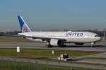 N798UA United Airlines Boeing 777-222(ER)  in München am 07.12.2015 zum Start