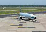 B 777-387, B-KPO der Cathay Pacific Airways, pushback in DUS 01.10.2015