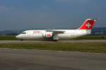Swiss International Air Lines, HB-IXP, BAE Systems Avro 146-RJ100. Bei einem Start von RWY 10 hat man beim Heliport Rümlang gute Aufnahmemöglichkeiten, wenn die Maschinen dicht am Zaun vorbeikommen. 5.4.2007