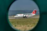 Swiss International Air Lines, HB-IXF, BAE Systems Avro 146-RJ85. Damit niemand den Flughafenzaun zerschneidet, sind grössere Gucklöcher für die Fotografen im Zaun angebracht. 5.4.2007