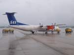 Eine SAS DHC-8-402Q Dash 8 in Stuttgart Flughafen am Abend des 09.10.2004