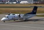 Eine Dash8-q300 von Intersky erreicht die Gate-Position am Flughafen Friedrichshafen, die OE-LIC ist in Friedrichshafen beheimatet ...