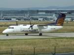 Eine De Havilland Canada DHC-8-300 der Lufthansa Regional rollt in Frankfurt am Main auf einer Rollbahn.