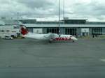Eine De Havilland Canada DHC-8-301 (C-FACV) der Air Canada Jazz auf dem Weg zur Rollbahn. Fotografiert in Vancouver am 18.04.2012.