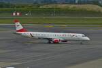 OE-LWK, Embraer E195LR der Austrian Airlines, rollt auf dem Flughafen von Wien dem Gate entgegen. 06.2023