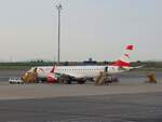 Embraer ERJ-195LR (ERJ-190-200 LR), Kennung: OE-LWN, von Austrian; konnte während eines Landeanfluges in WIEN-SCHWECHAT(VIE-LOWW) am Flugfeld beobachtet werden; 230706