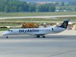 Die schwedische City Airline ERJ 145 PH-RXB rollt zum Start auf der Rwy 10 Flughafen Zrich