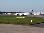 Eine Embraer der LOT beim Start in Hamburg am 04.05.08
