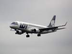 Ein Embraer 175 der Polnischen LOT bei der Landung in Frankfurt am Main am 16.07.2008.