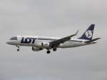 Eine LOT Polish Airlines Embraer 175 be der Landung in Frankfurt am 16.07.2008.