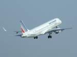 Ein Air France Regional Embraer 190 schwebt nach dem Start in Stuttgart am 30.08.2008 dem blauen Morgenhimmel entgegen.