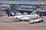 Fokker 100  Star Alliance  bei der Betankung am Gate A13 in Dsseldorf - 07.06.2010