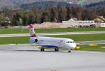 Fokker 100 der Austrian Arrows, OE-LVD, rollt zum Abstellplatz am Flughafen Salzburg - 26.04.2012